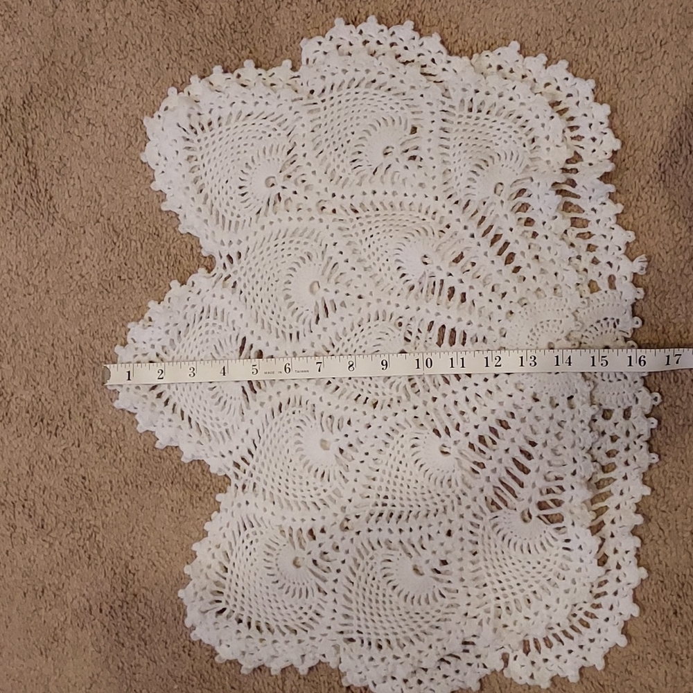 Vintage Set of Two Crochet White Dollies Pineapple Leaf Motif - Picture 5 of 8